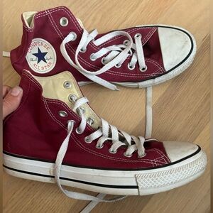 Converse maroon size 8.5 in great condition.